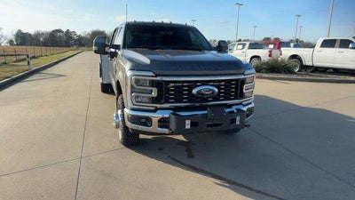 2023 Ford Super Duty F-350 DRW LARIAT 4WD Crew Cab 8' Box