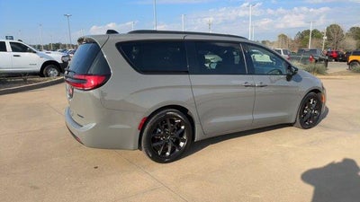 2025 Chrysler Pacifica Limited FWD