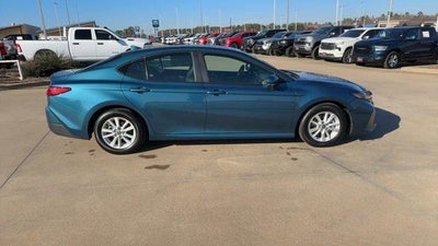 2025 Toyota Camry LE (SE)